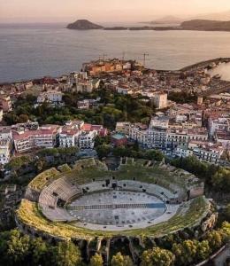 una vista aérea de un estadio de fútbol junto al océano en Casa vacanze leo & Mary, en Pozzuoli