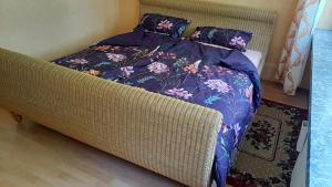 uma cama com um edredão roxo e almofadas em Oase der Ruhe und Entspannung em Bad Homburg vor der Höhe