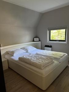 Postel nebo postele na pokoji v ubytování vakantiehuis Lieke Lauwersmeer met sauna