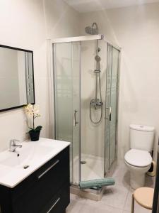 y baño con ducha, lavabo y aseo. en Apartament con Encanto, en Castellón de la Plana