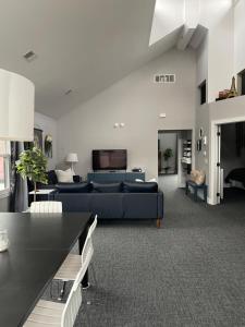 uma sala de estar com um sofá azul e uma televisão em Blue Star Motel em Douglas