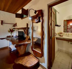 a bathroom with a wooden desk and a mirror at Pousada Vila Serrano in Lençóis