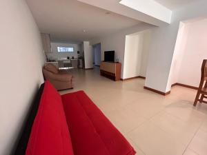 - un salon avec un canapé rouge dans l'établissement Apartamento Sunset Beach, à San Bartolo
