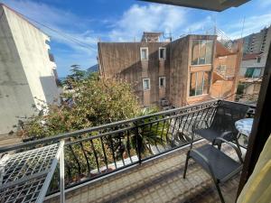 un balcone con panchina e un edificio di Julija 1 a Igalo