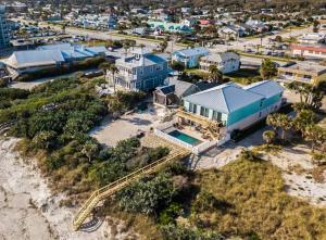 een luchtzicht op een huis met een zwembad bij Ocean Dream in New Smyrna Beach