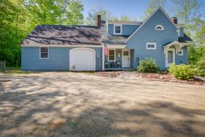 een blauw huis met een oprit ervoor bij Cozy New Hampshire Retreat with Deck and Fire Pit! in North Conway