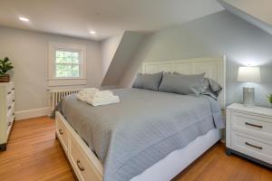 een slaapkamer met een groot bed en een raam bij Cozy New Hampshire Retreat with Deck and Fire Pit! in North Conway
