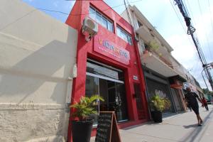 un negozio rosso di un ristorante su una strada di Vida Real Hostel a San Paolo