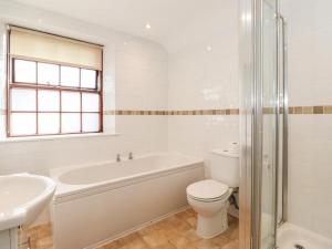 un bagno con vasca, WC e lavandino di Clover Cottage - Delightful 1-bed cottage in the heart of Ambleside ad Ambleside Altre 21 foto