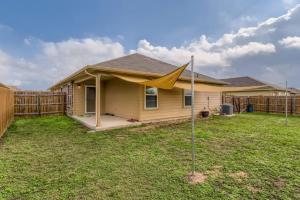 una casa amarilla con un dosel amarillo en un patio en Serene 3BR Retreat near East Austin, en Austin