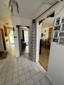 un pasillo de una casa con una habitación con una mesa en De la campagne au Mont-Saint-Michel, en Pontorson