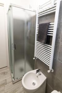 ein Bad mit einer Dusche, einem WC und einem Waschbecken in der Unterkunft Casa Larry in Marino