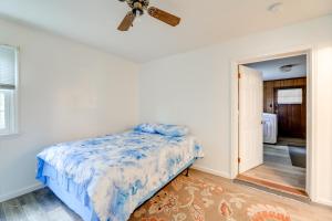 - une chambre avec un lit et un ventilateur de plafond dans l'établissement New Bern Vacation Rental 2 Mi to Downtown, à New Bern