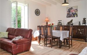 sala de estar con mesa y sofá en Amazing Home In Razac-de-saussignac With Kitchen en Razac-de-Saussignac