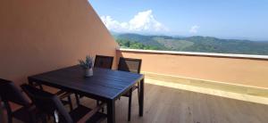 einen Tisch und Stühle auf einem Balkon mit Aussicht in der Unterkunft Mirador de Canales in Canales