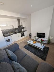 een woonkamer met een bank en een tafel bij 1 bedroom flat in Gravesend in Kent