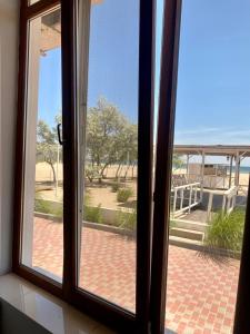 una puerta corredera de cristal con vistas a un patio en ALION HOTEL Бугаз Перша Лінія, en Zatoka