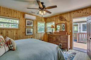 um quarto com uma cama e uma ventoinha de tecto em Rustic Oakhurst Retreat Less Than 4 Mi to Bass Lake! em Oakhurst