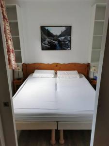 uma cama num quarto com um colchão branco em Appartement Termignon Val Cenis em Termignon