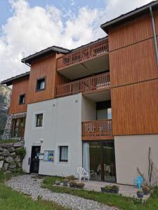 um edifício com uma varanda em cima em Appartement Termignon Val Cenis em Termignon