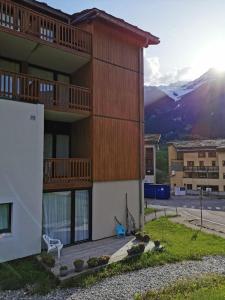 um edifício com uma varanda ao lado em Appartement Termignon Val Cenis em Termignon