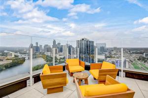 balcón con sillas y vistas a la ciudad en Brand New Rainey Street Condo with City and Lake View, en Austin