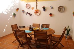 ein Esszimmer mit einem Holztisch und Stühlen in der Unterkunft Casa Elena in Fuengirola