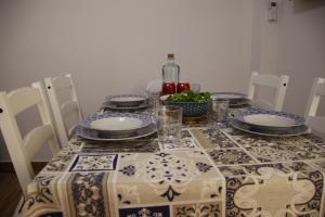 einen Tisch mit Tellern und Gläsern darüber in der Unterkunft Casa Elena in Fuengirola