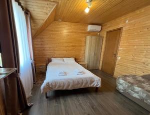 Postel nebo postele na pokoji v ubytování Боброва-Хата