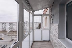 スームィにあるVIP Apartment on Diemiana Korotchienkoの景色を望む大きな窓が備わる空の部屋