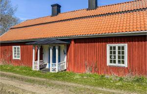 un edificio rojo con techo naranja en Beautiful Home In Valdemarsvik With Kitchen, en Valdemarsvik