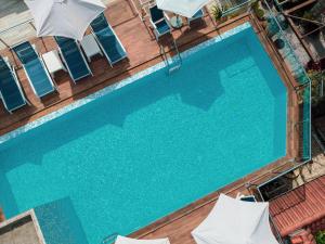 an overhead view of a swimming pool with chairs and umbrellas at Apartments Horizont in Budva