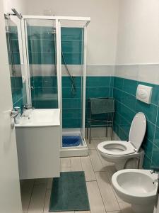 イーゾラ・ロッサにあるIsola Rossa Appartamenti Superiorのバスルーム(トイレ、洗面台、シャワー付)
