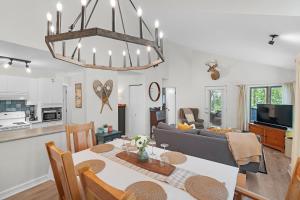 - un salon avec une table et un canapé dans l'établissement Le Champetre Tremblant 2bdrs Condo W Fireplace, à Mont-Tremblant