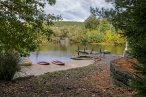 twee kano's aan de oever van een meer bij Rushmore Estate in Woodbury