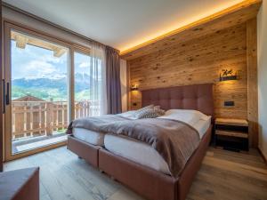 una camera con un letto e una grande finestra di Deschana Lodge a Livigno