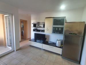Kuchyň nebo kuchyňský kout v ubytování Apartment Olive Garden with Private Pool