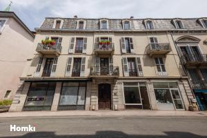 um grande edifício com janelas e varandas numa rua em BELLE REINE - 3 APPARTEMENTS EN COEUR DE CENTRE-VILLE em Aix-les-Bains
