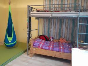 - une chambre avec un lit superposé et un ventilateur dans l'établissement Családi szálláshely a Pilisben, à Piliscsév
