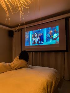 Μια τηλεόραση ή/και κέντρο ψυχαγωγίας στο Lodge coocon & SPA