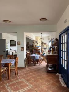 a kitchen and dining room with tables and chairs at ΞΕΝΟΔΟΧΕΙΟ ΑΚΡΩΤΗΡΙ in Platia Ammos