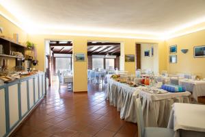 Um restaurante ou outro lugar para comer em Hotel Sardi