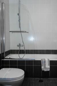 a bathroom with a toilet and a bath tub at Agamemnon Hotel in Nafplio