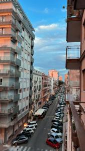 eine Stadtstraße mit auf der Straße geparkt in der Unterkunft Apulia appartament in Taranto