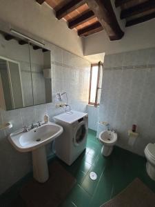 a bathroom with a sink and a toilet at La Casa di Laura in Cortona