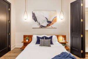 Cama o camas de una habitación en Luxurious Loft-Downtown Nash202