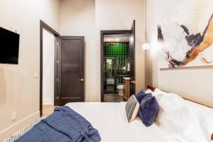En eller flere senger på et rom på Luxurious Loft-Downtown Nash202