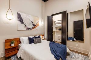 Cama o camas de una habitación en Luxurious Loft-Downtown Nash202