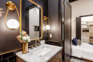 Un baño de Luxurious Loft-Downtown Nash202