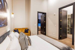 Cama ou camas em um quarto em Luxurious Loft-Downtown Nash204